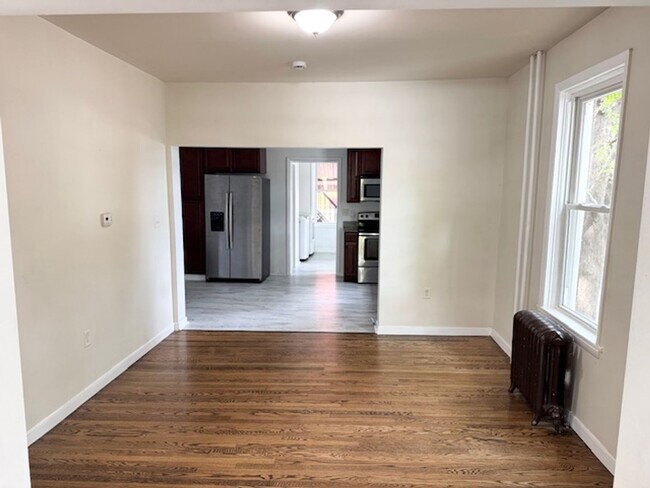 Building Photo - 5 Bedroom Semi-Detached Spacious Home