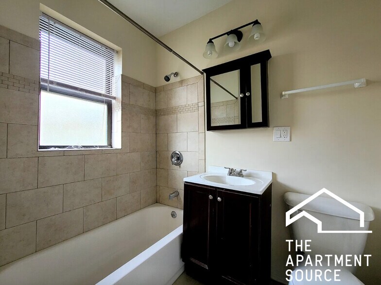 Building Photo - 3723 N Pine Grove Ave