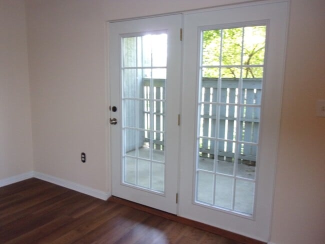 Building Photo - 2 Bedroom 1 Bath Ground Floor Condo in Hunters Trail