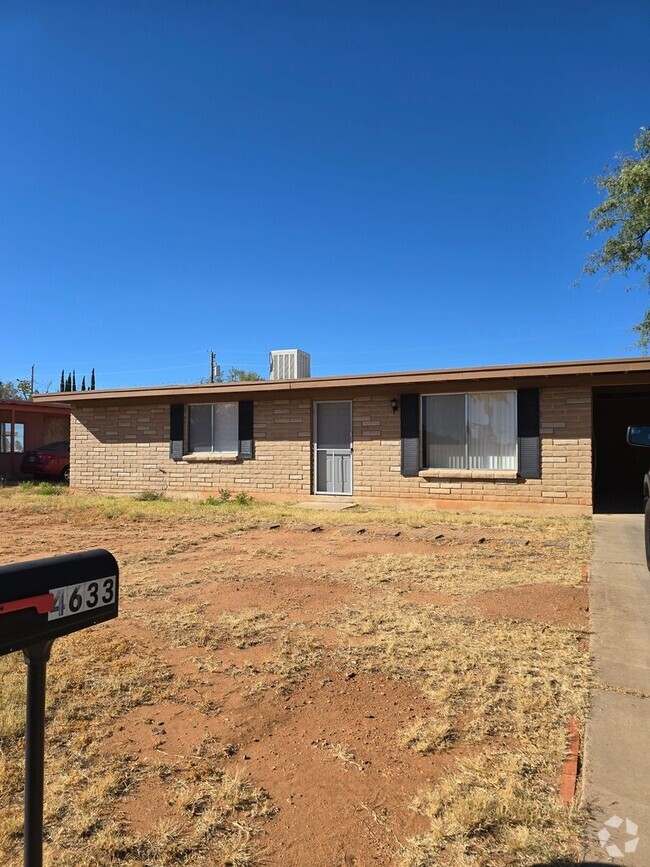 Building Photo - New Flooring! Large Fenced Yard!