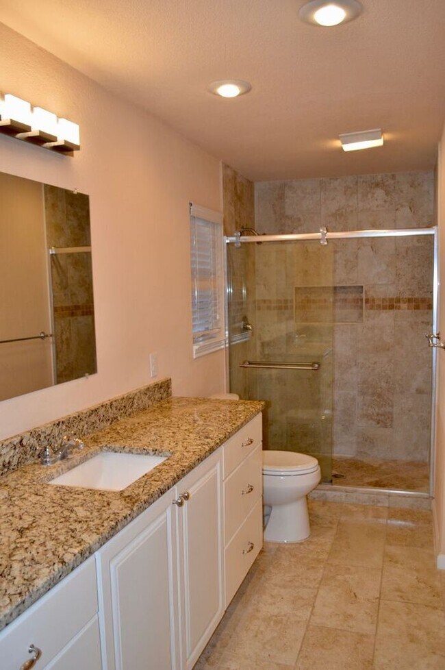 Building Photo - Beautiful 3 bed 2 bath home in a quiet nei...