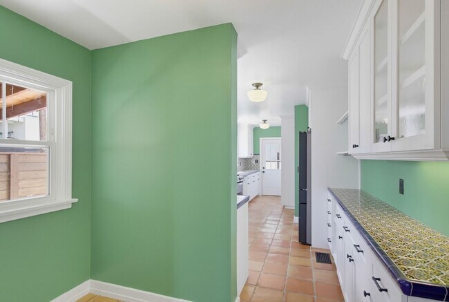 Building Photo - Historic Charm Meets Modern Living – Stunning 5 Bedroom Home on Iconic Myrtle Avenue