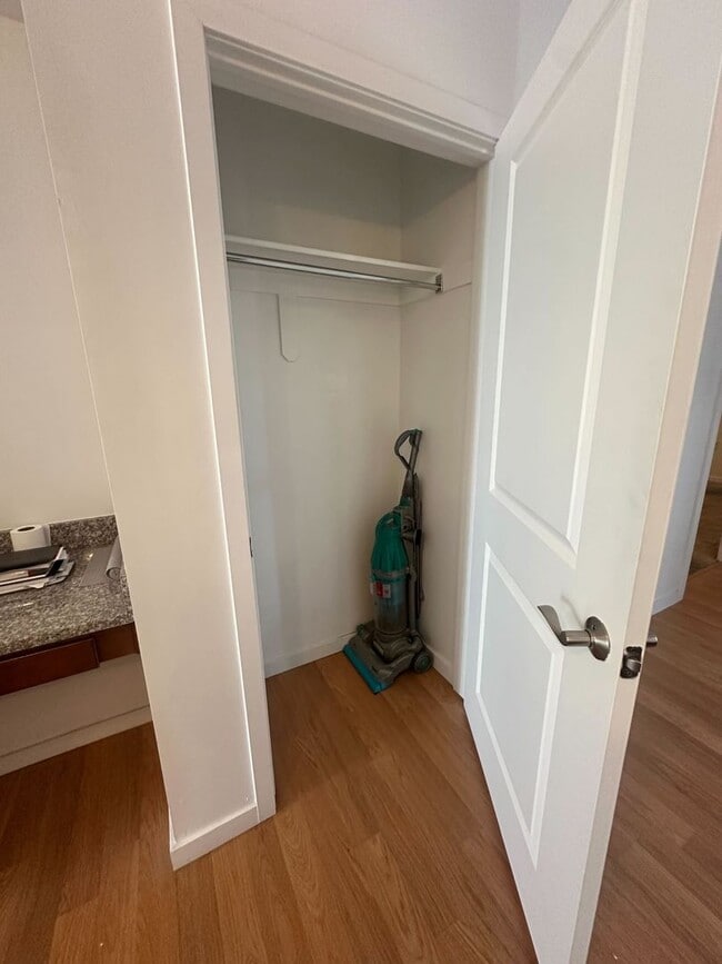 Building Photo - Gorgeous Condo!