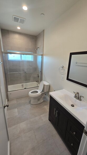 Building Photo - 6722 Simpson Ave