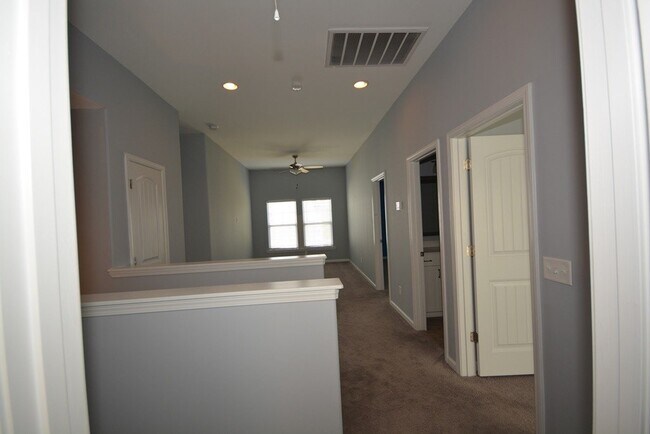 Building Photo - "Luxurious 5-Bed in, Pooler!"