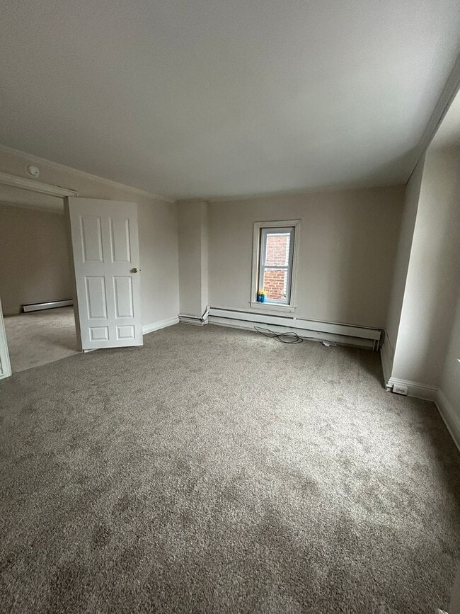 Building Photo - Spacious 4 bedroom in York