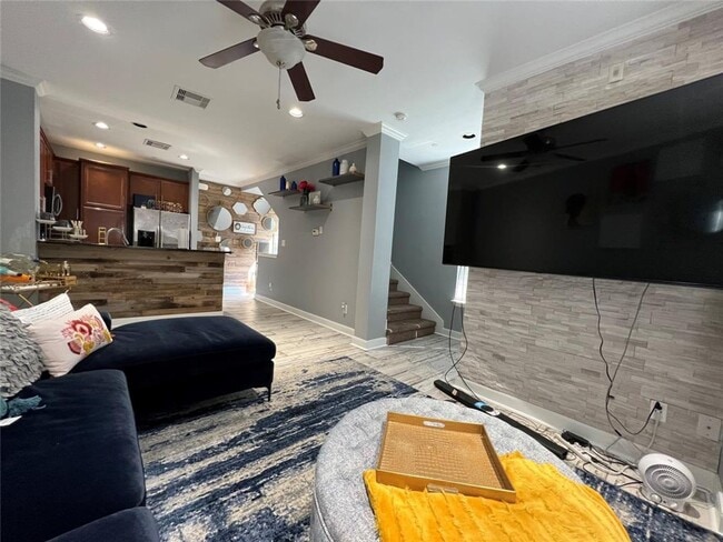 Building Photo - Stunning Townhome Near Medical Center!