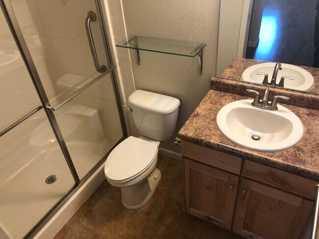 Building Photo - Stunning Clocktower Penthouse Condo with mountain views!