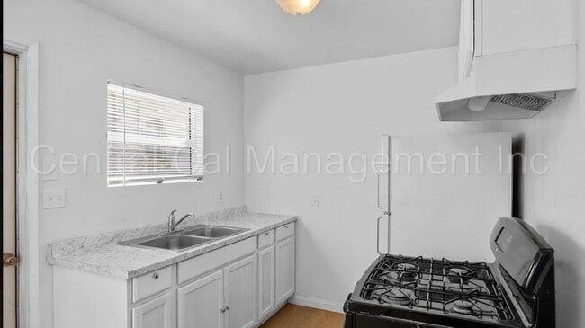 Building Photo - 2 Bedroom/1 Bath Home - $1395 Per Month!