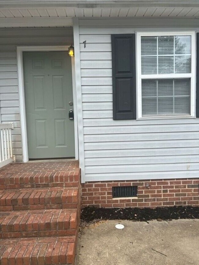 Building Photo - 2 Bed / 2 Bath Duplex near Cherrydale