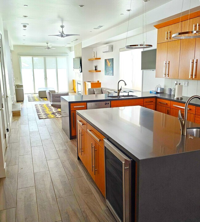 Building Photo - 237 1st St