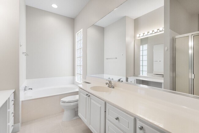Building Photo - ** ISLAND WALK ** 3 BED + DEN / 2.5 BATH -...