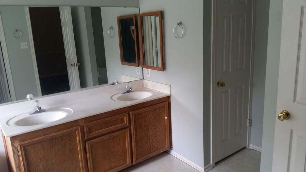 Building Photo - 206 Tomahawk Dr