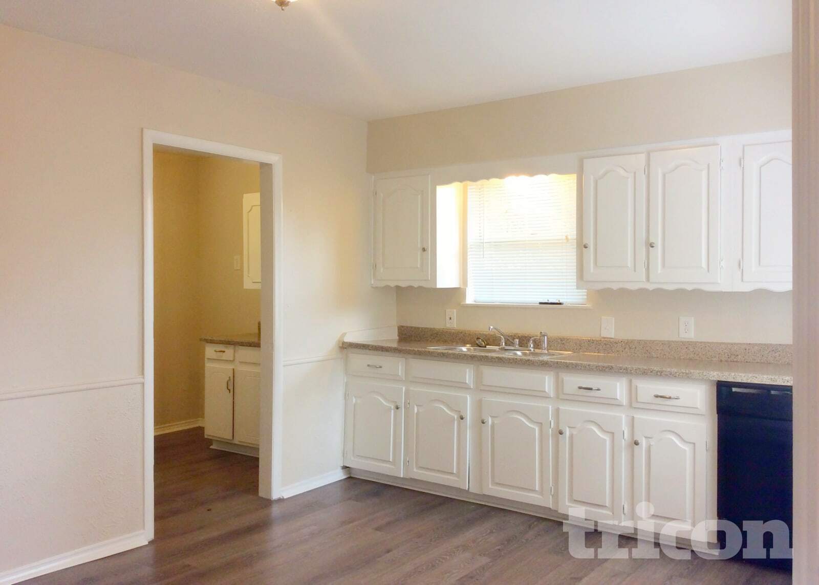 Building Photo - 415 E Mona Ave