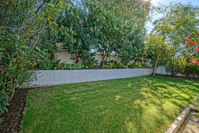 Building Photo - CHARMING, BRIGHT & AIRY HOLLYGLEN HOME W/ BEAUTIFULLY LANDSCAPED FRONT & REAR YARDS W/ PATIO BLOC...