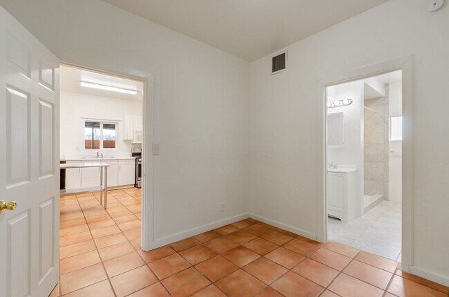 Building Photo - 1030 N Tucson Blvd