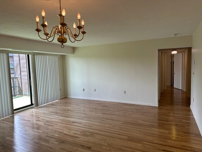 Building Photo - 402 Paradise Rd