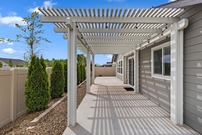 Building Photo - Available Now! 4b/2b Meridian Home