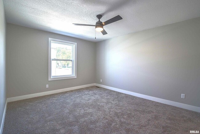 Building Photo - 1004 S 4th St