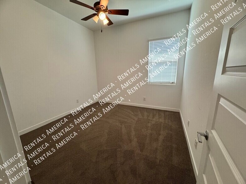 Building Photo - 2579 E Ibis St