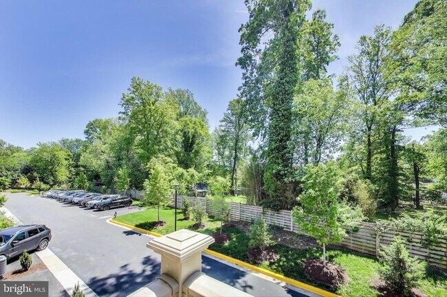 Building Photo - 5004 Oakmoore Dr