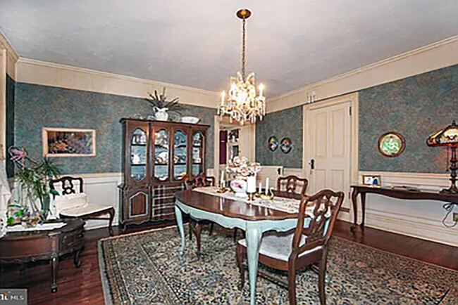 dining room - 42 Main St N