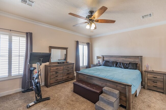 Building Photo - 4 Bedroom 2 bath Beautiful Home