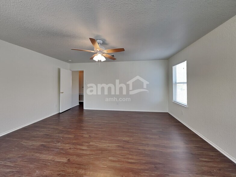 Building Photo - 10423 Manor Crk