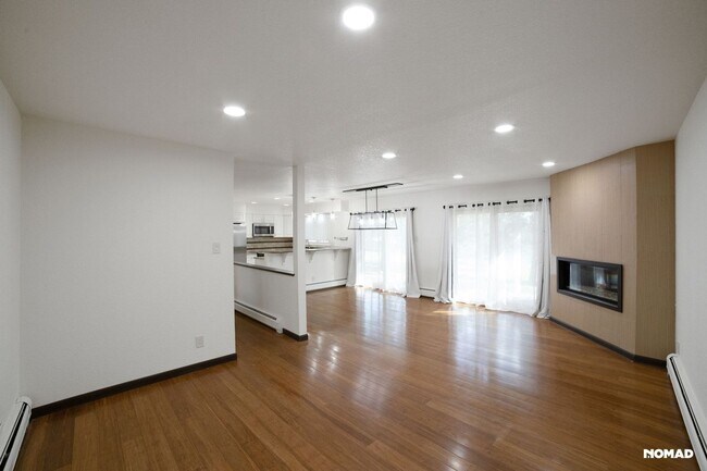 Building Photo - Spacious 4BR Condo in Evergreen