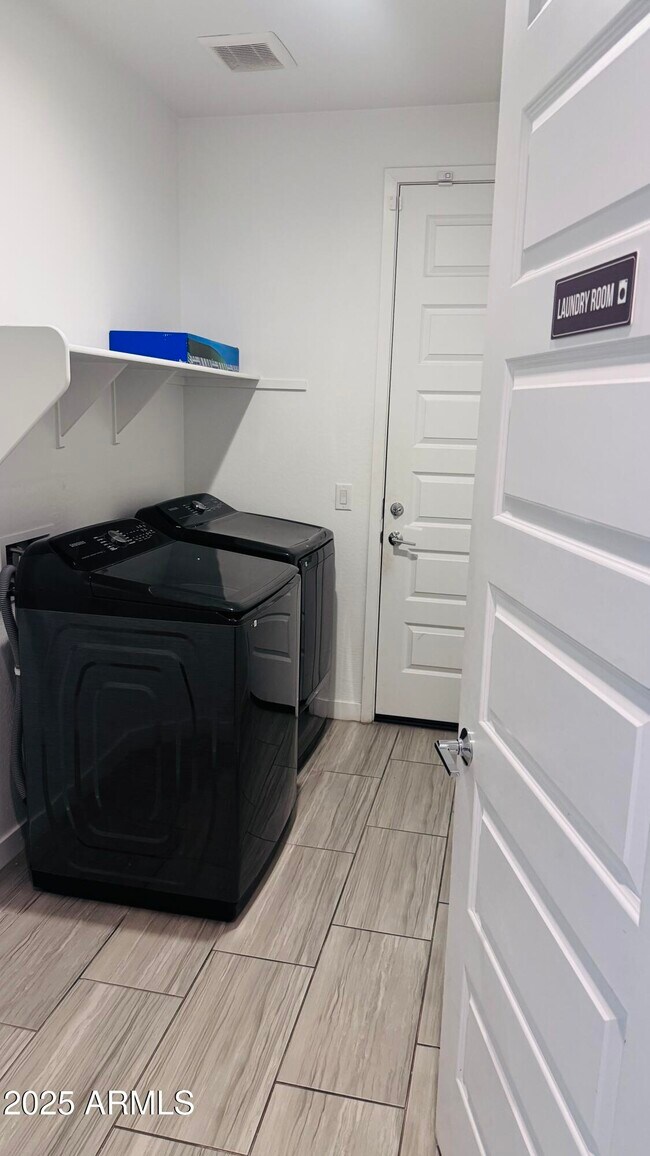 Building Photo - 9118 W Sells Dr