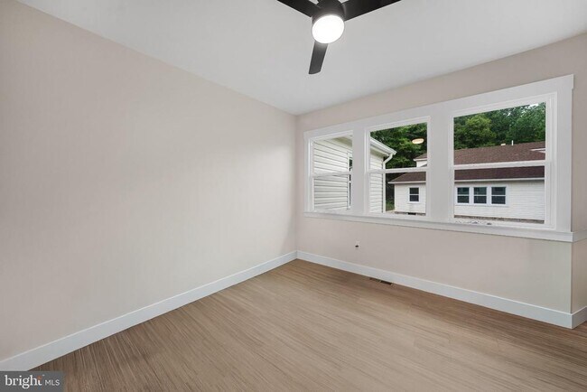 Building Photo - 75 Dreamland Park Dr