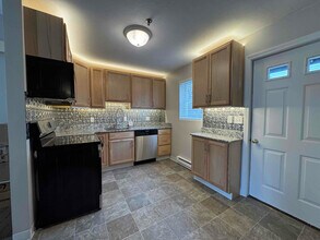 Building Photo - 3 Cook St