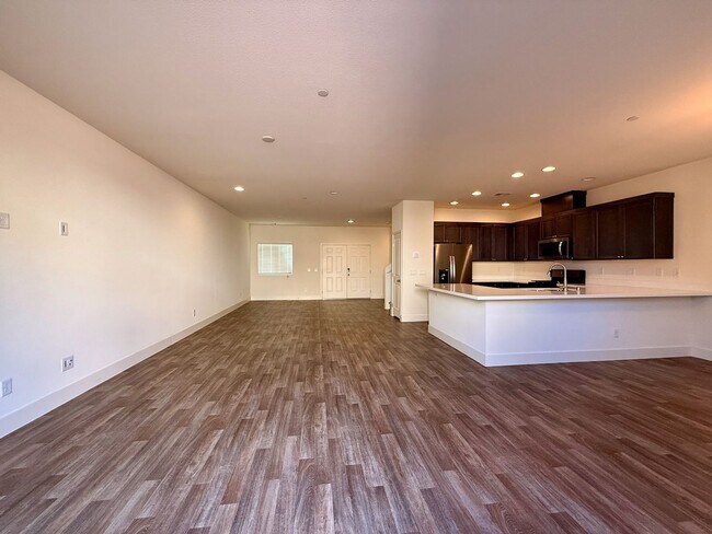 Building Photo - 3 BED 2.5 BATH 2 CAR GARAGE TOWNHOUSE w/ PRIVATE BACKYARD in GATED COMMUNITY.