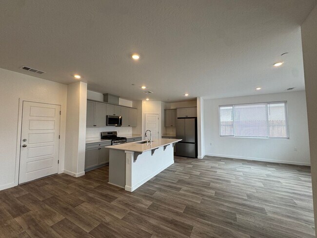 Building Photo - 997 Pioneer Dr W