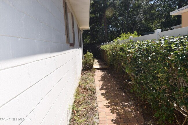 Building Photo - 6418 Terry Parker Dr N