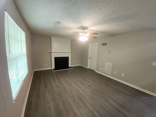 Building Photo - 3-Bedroom, 2.5-Bath Home in Desirable Lith...