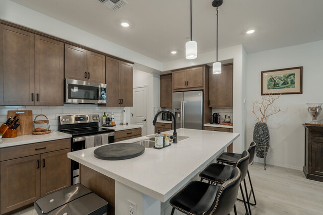 Building Photo - 2629 S Equestrian Dr