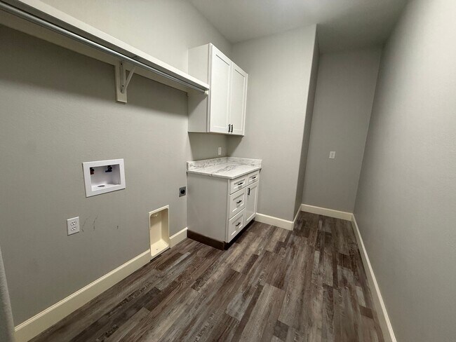 Building Photo - 323 Eastdale Ln