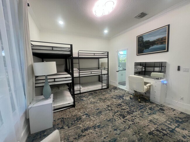 Building Photo - 377 Squire Dr