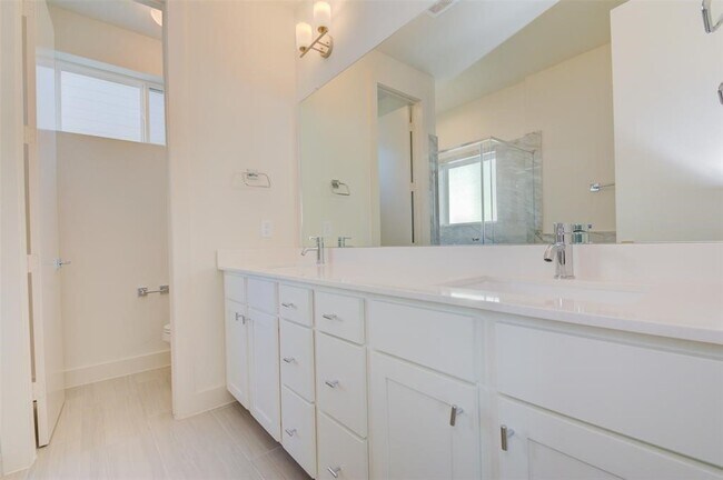 Building Photo - 4811 Martin Oaks Ln