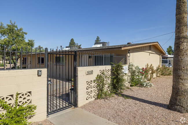 Building Photo - Camelback Court