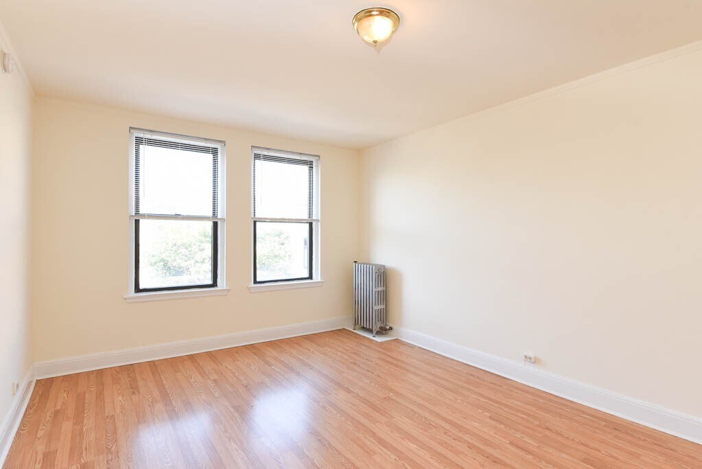 Building Photo - 3335 W Diversey Ave