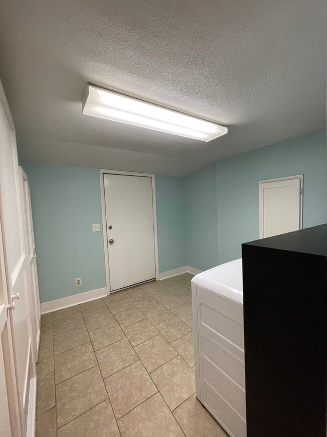 Building Photo - 2 Bedroom Near ESU!
