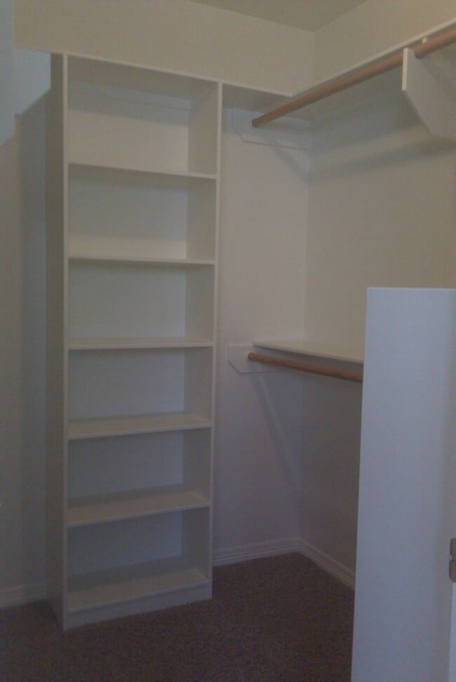 Building Photo - THREE BEDROOMS THREE BATHS, FENCED BACKYARD