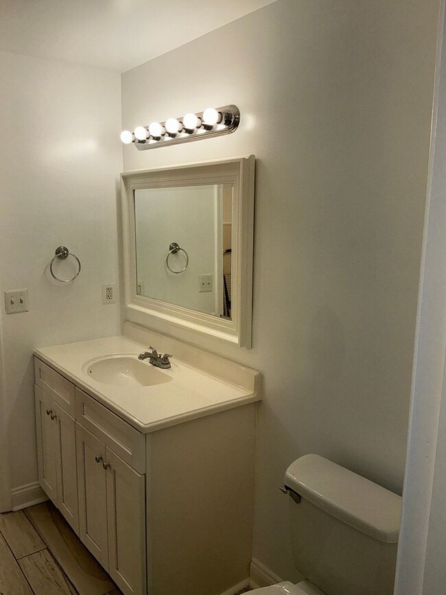 Building Photo - Beautiful 3BR 2BA condo located in the Decoverly neighborhood of Rockville