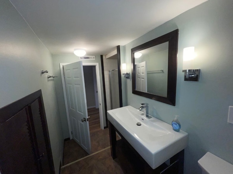 Building Photo - 733 Campbell Ave