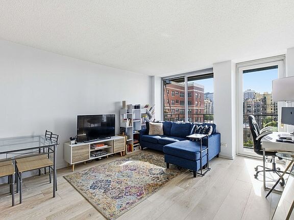 Building Photo - 450 W Briar Pl