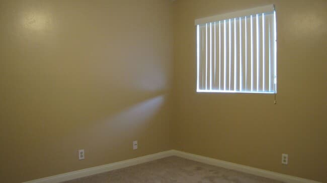 Building Photo - Oildale Home