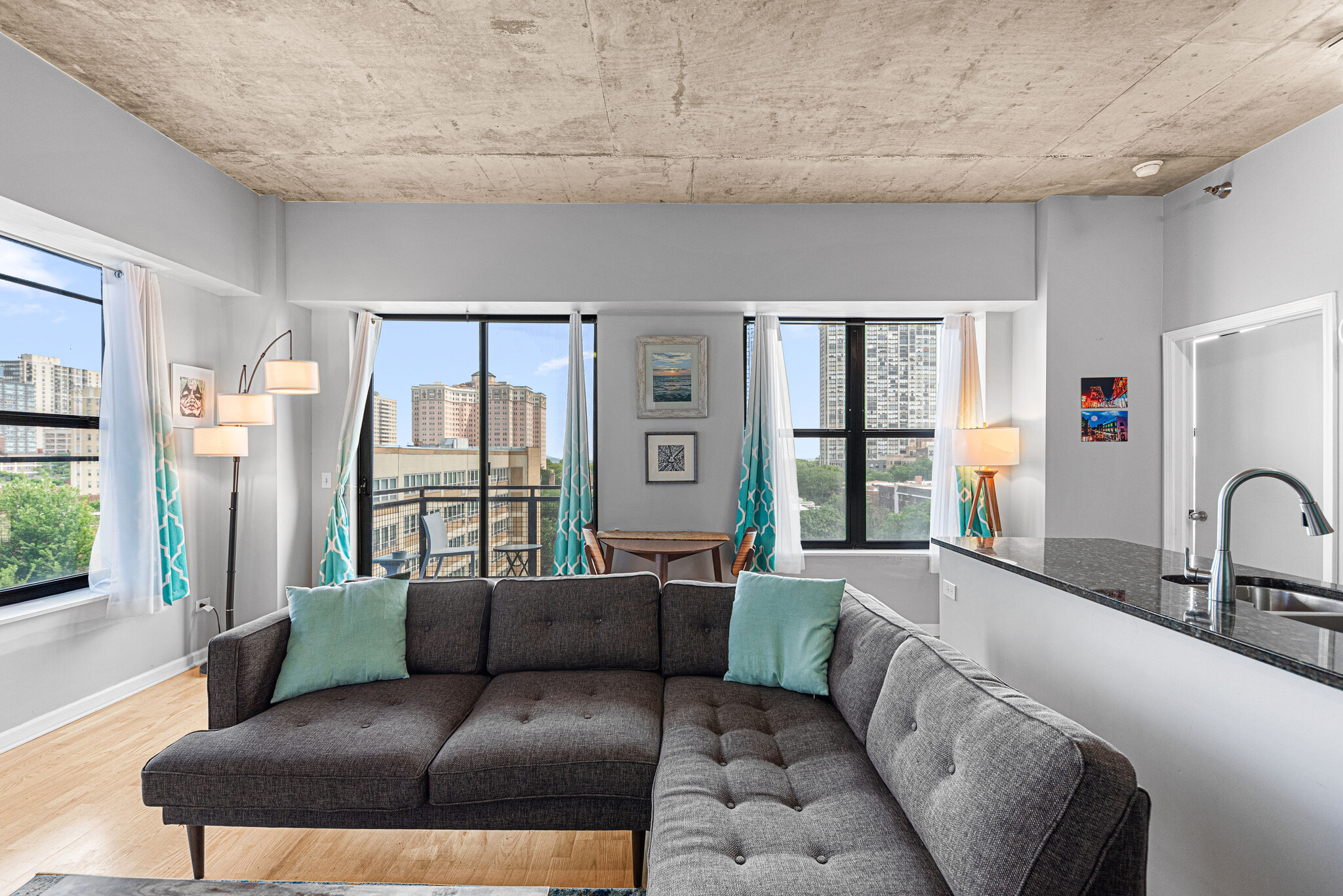 living - 1122 W Catalpa Ave