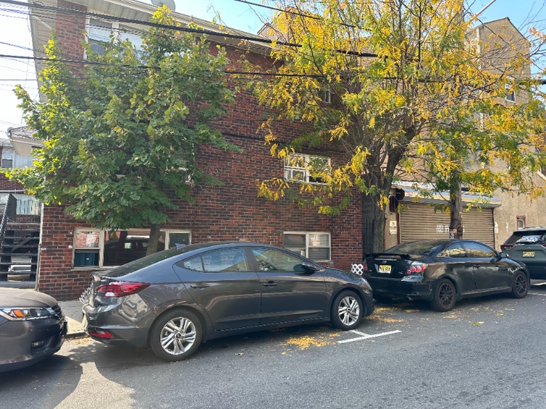 Building Photo - 223 50th St